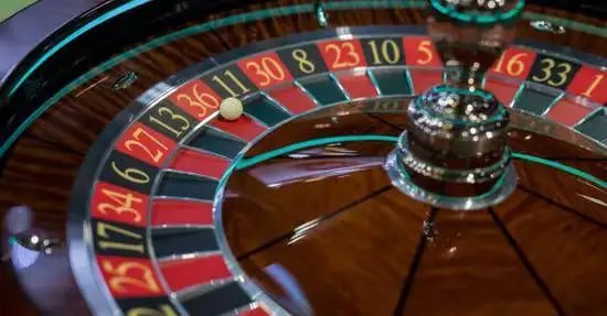 Meja roulette live casino dengan dealer profesional menghadirkan hiburan dinamis